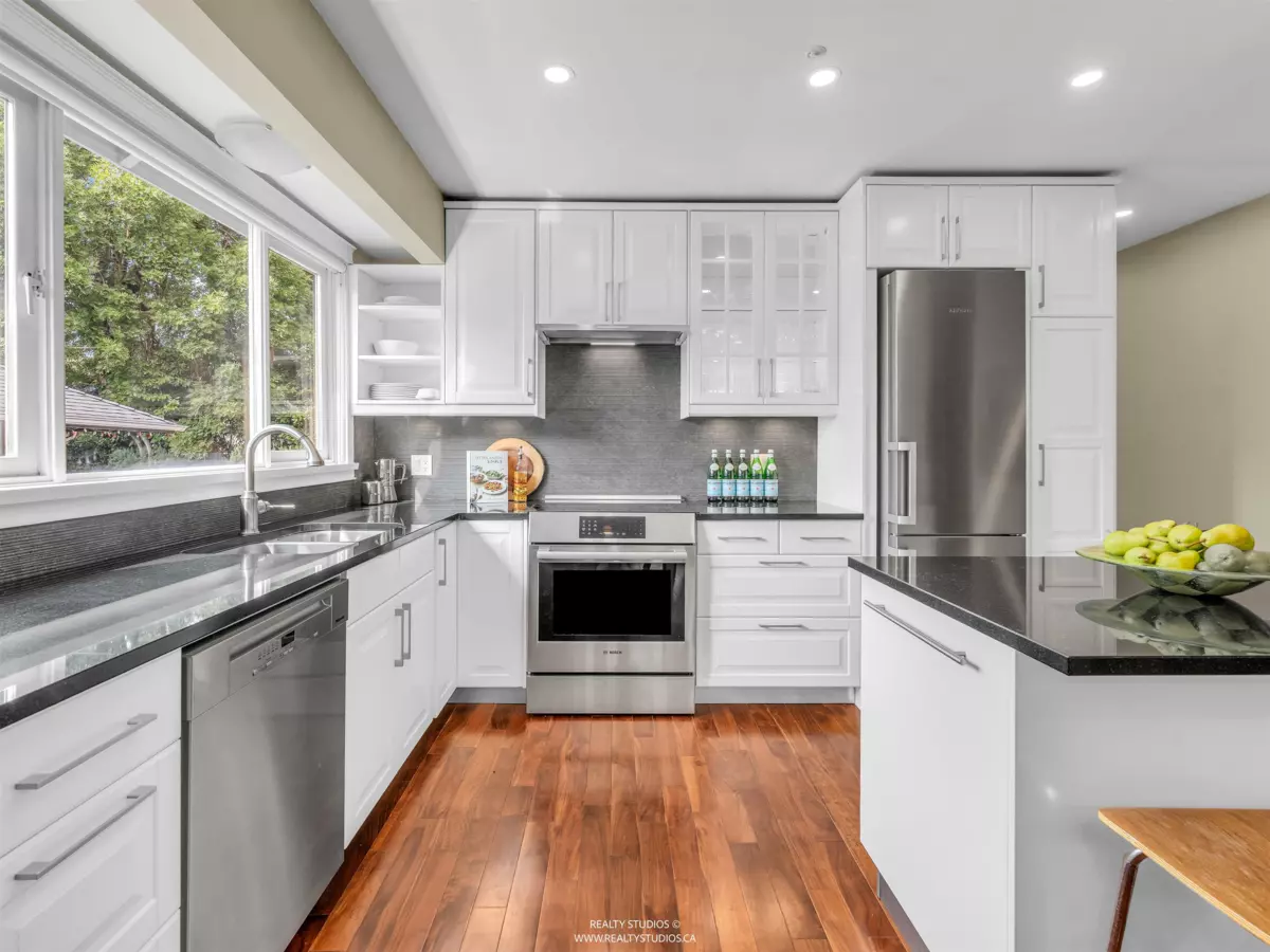 Kitchen Island Photo of 4 2535 W 6th Avenue, Vancouver, BC