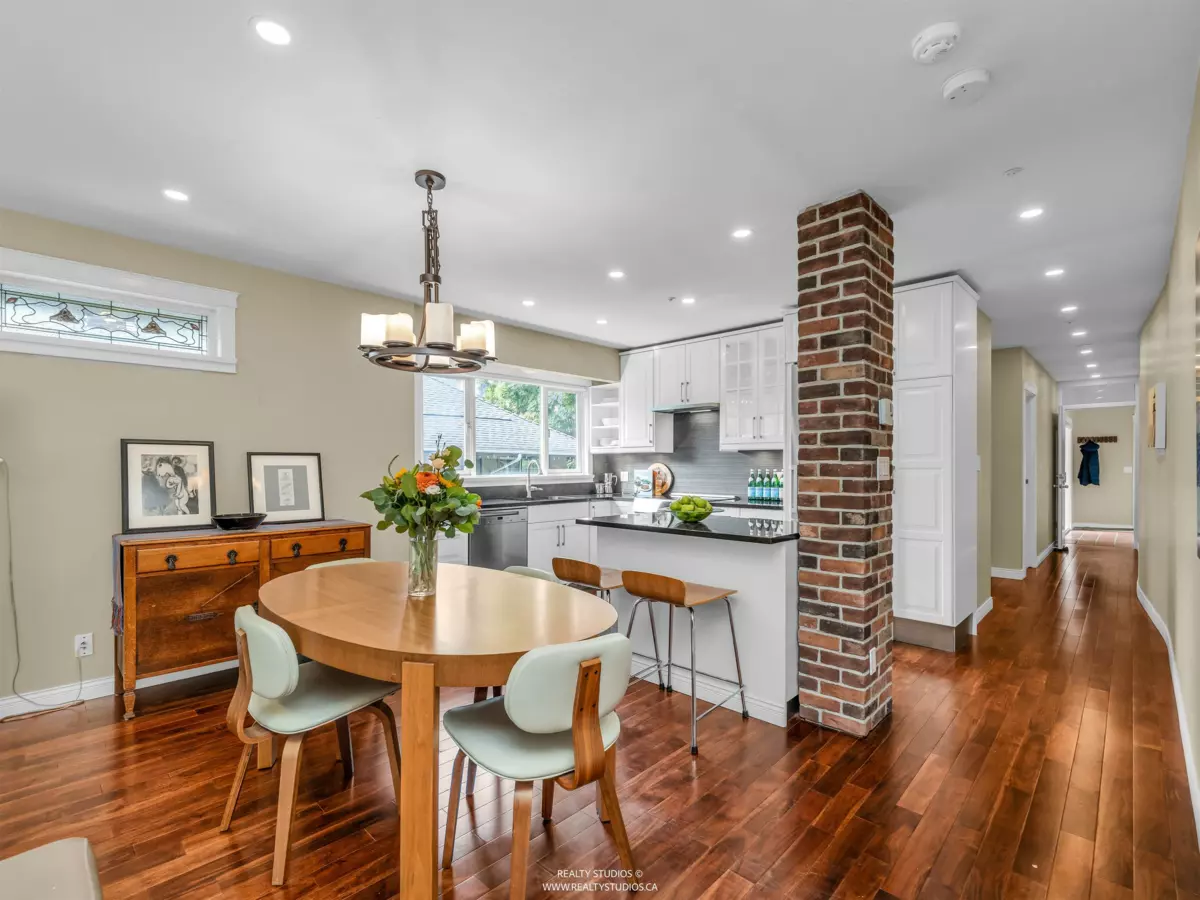 Kitchen Photo of 4 2535 W 6th Avenue, Vancouver, BC