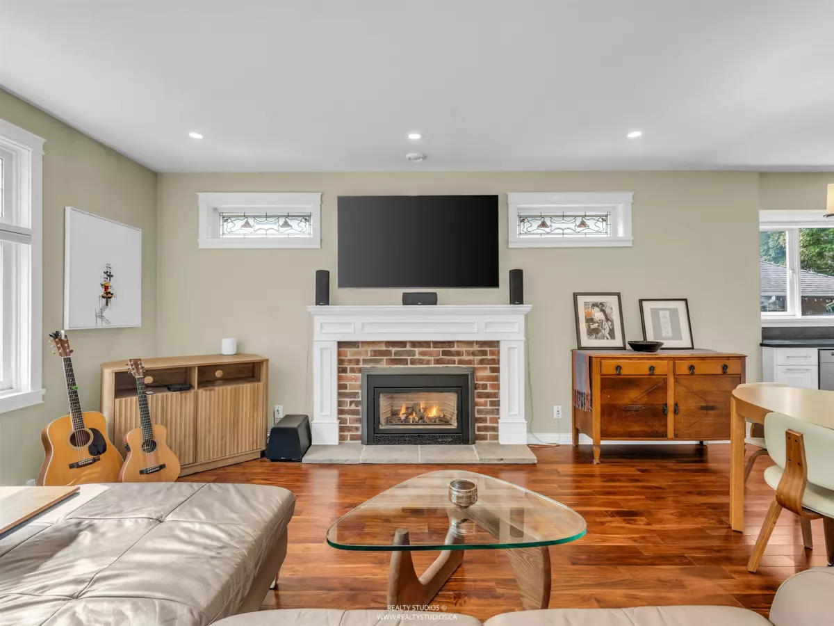 Living Room Photo of 4 2535 W 6th Avenue, Vancouver, BC