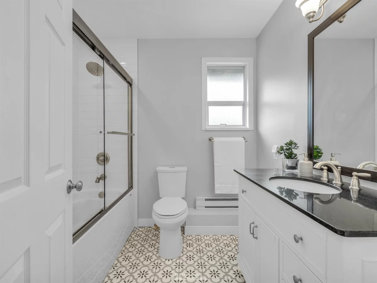 Swimming Pool Photo of 4 2535 W 6th Avenue, Vancouver, BC