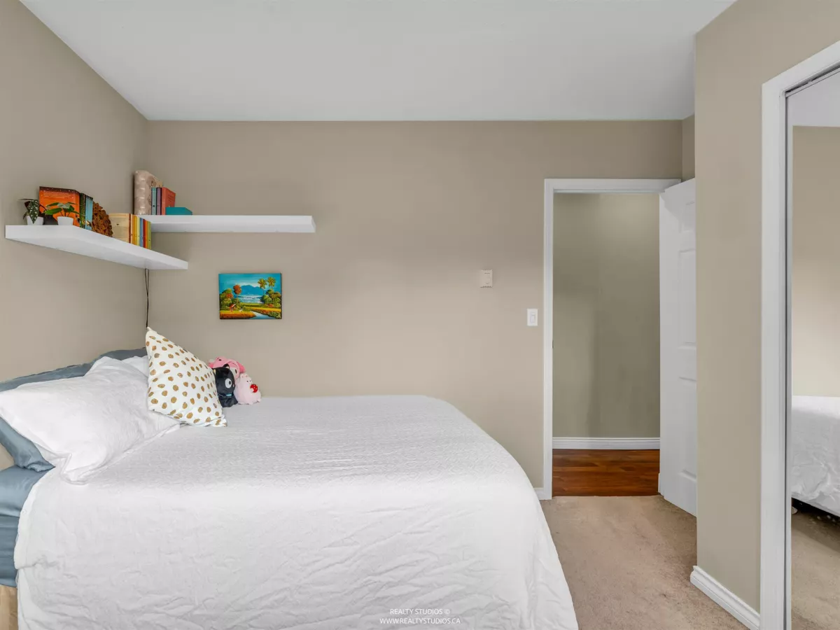 Walk-In Closet Photo of 4 2535 W 6th Avenue, Vancouver, BC