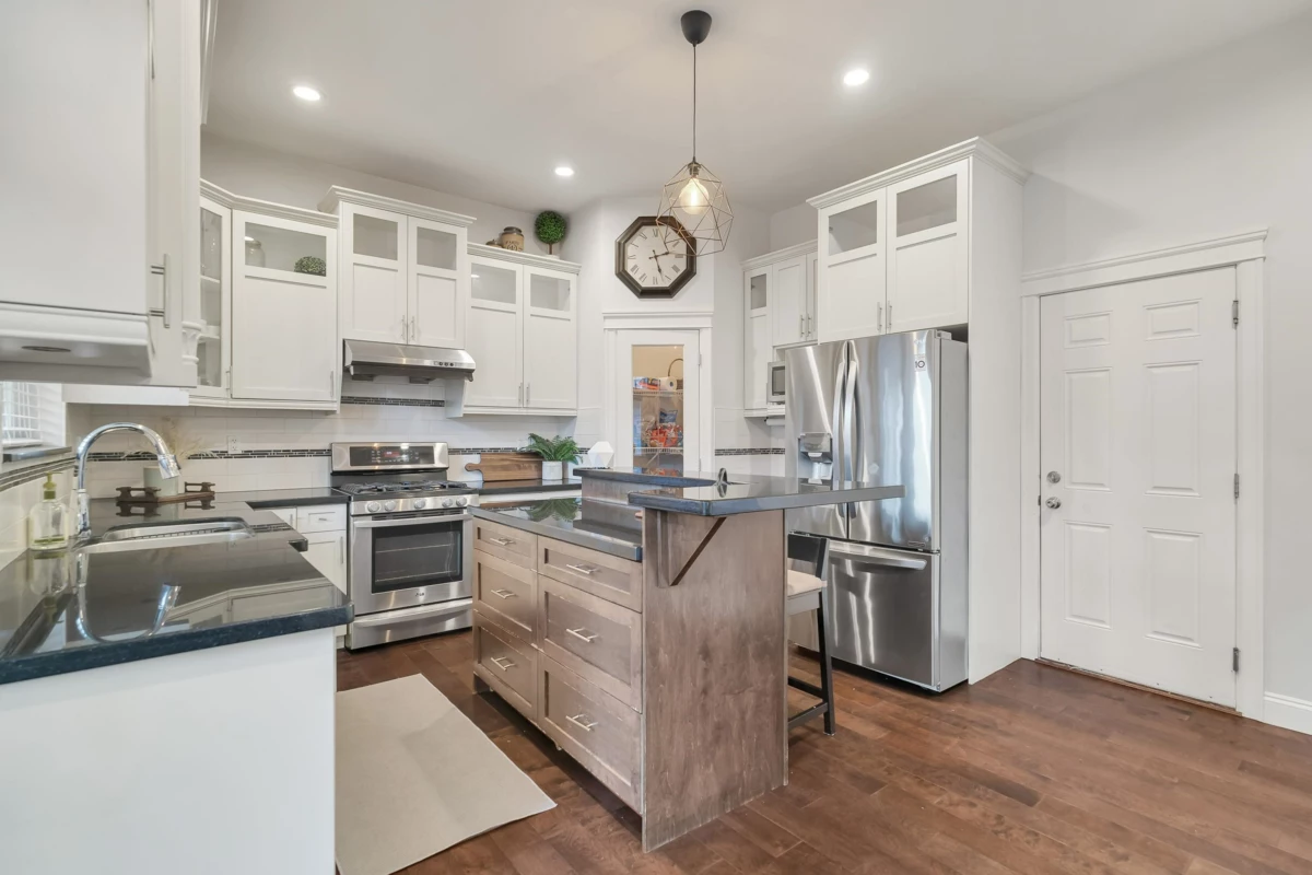 Kitchen Island Photo of 15083 58a Avenue, Surrey, BC