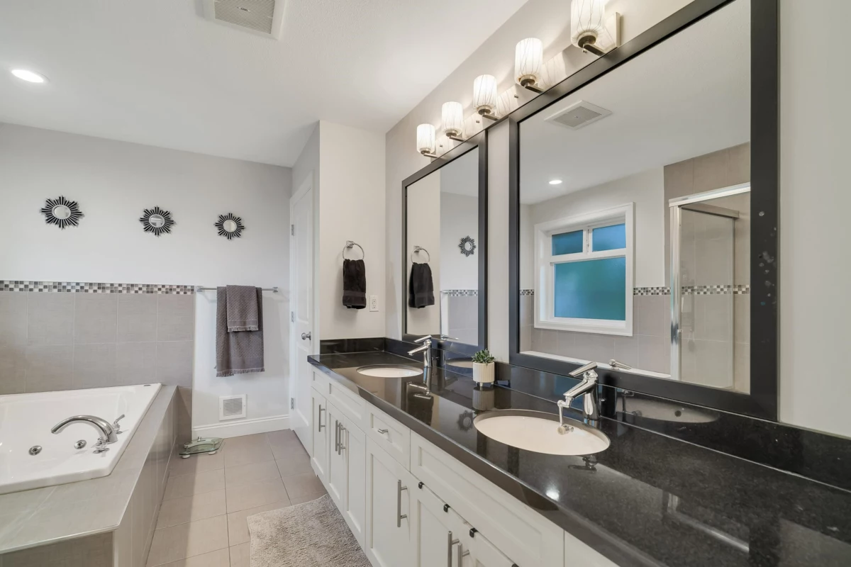 Primary Bathroom Photo of 15083 58a Avenue, Surrey, BC