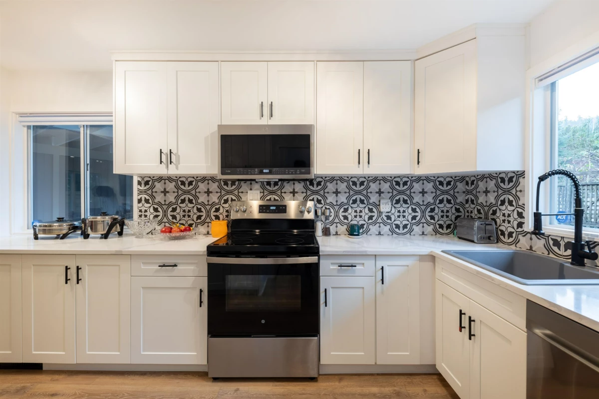 Guest Bathroom Photo of 8 Glenmore Drive, West Vancouver, BC