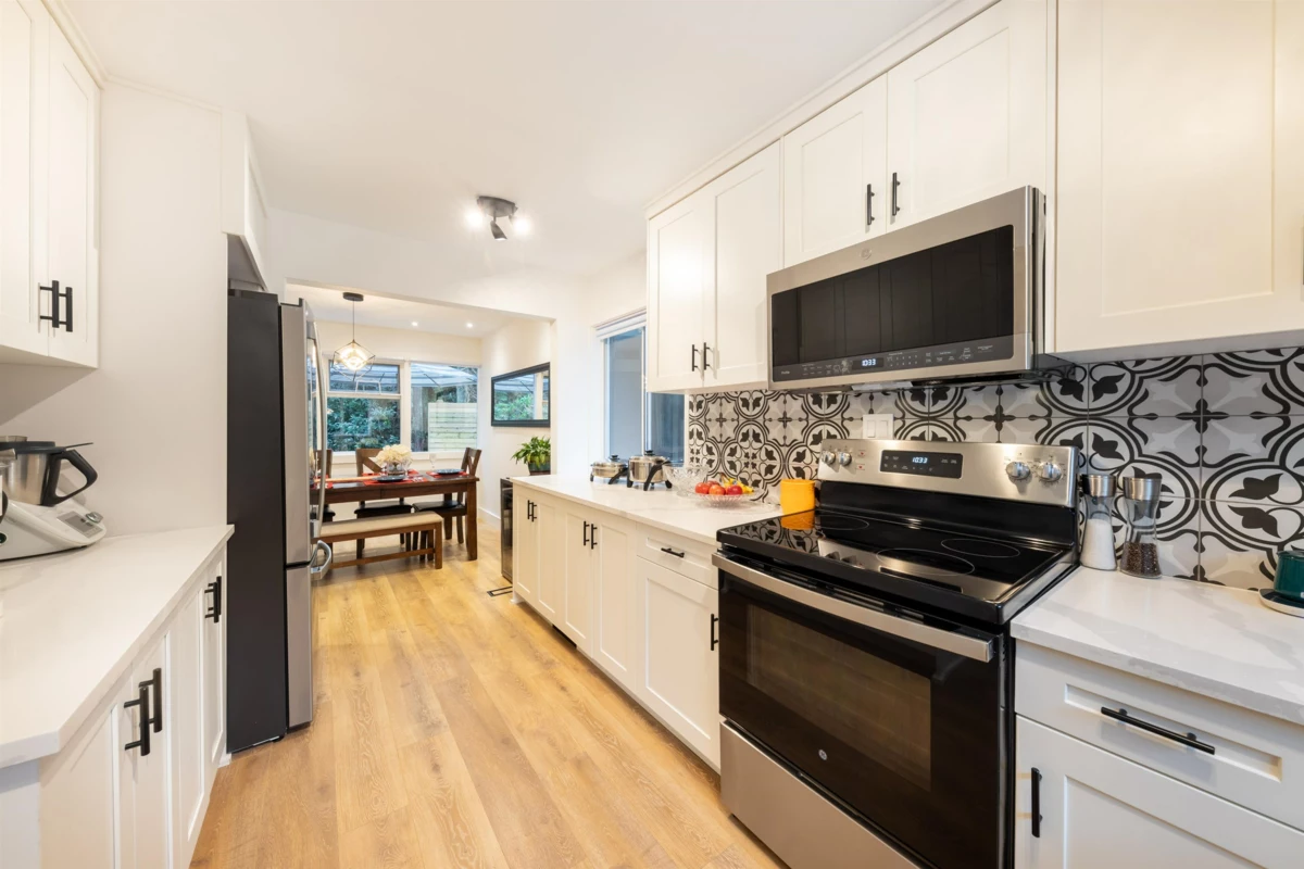 Powder Room Photo of 8 Glenmore Drive, West Vancouver, BC