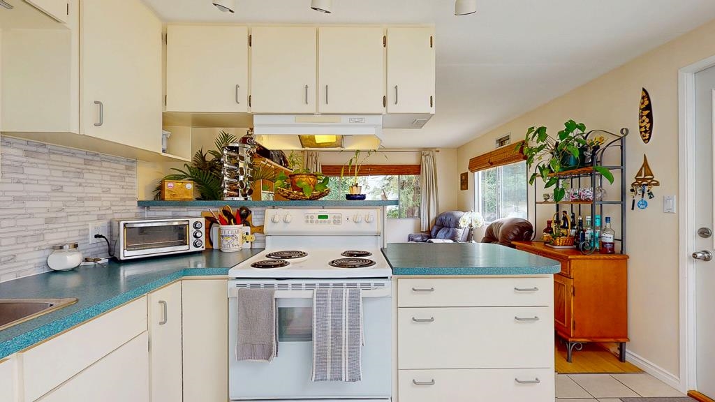 Breakfast Nook Photo of 5223 Wesjac Road, Madeira Park, BC