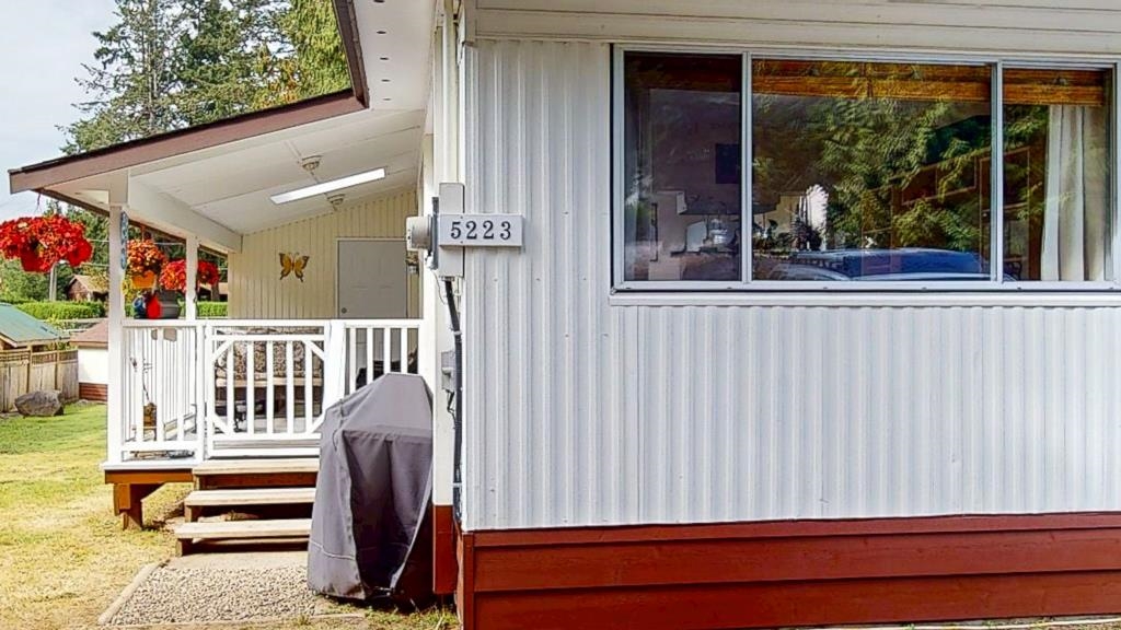 Family Room Photo of 5223 Wesjac Road, Madeira Park, BC