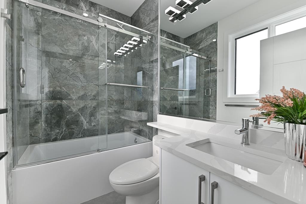 Entry Foyer Photo of 5289 Highview Drive, Chilliwack, BC