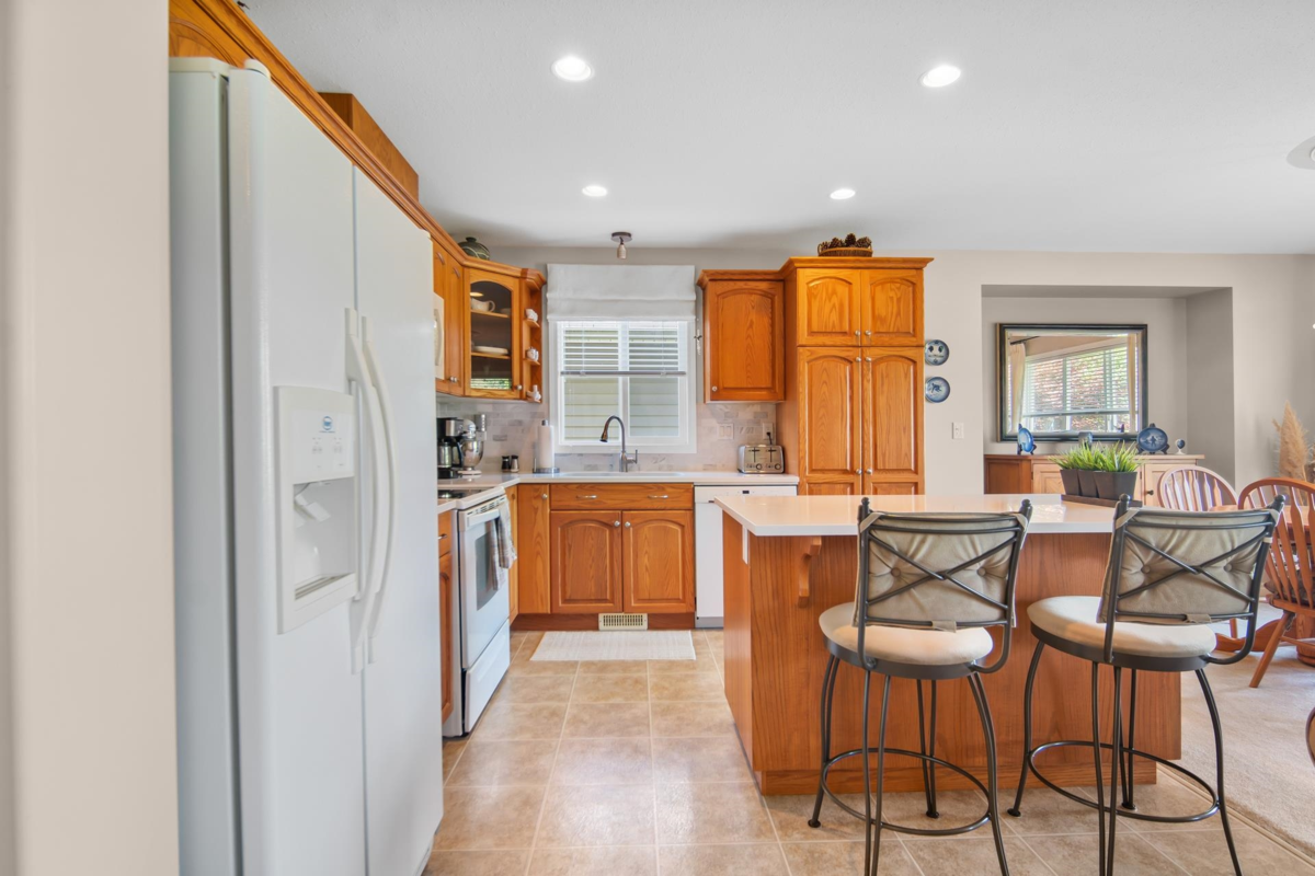 Breakfast Nook Photo of 8 349 Walnut Avenue, Harrison Hot Springs, BC
