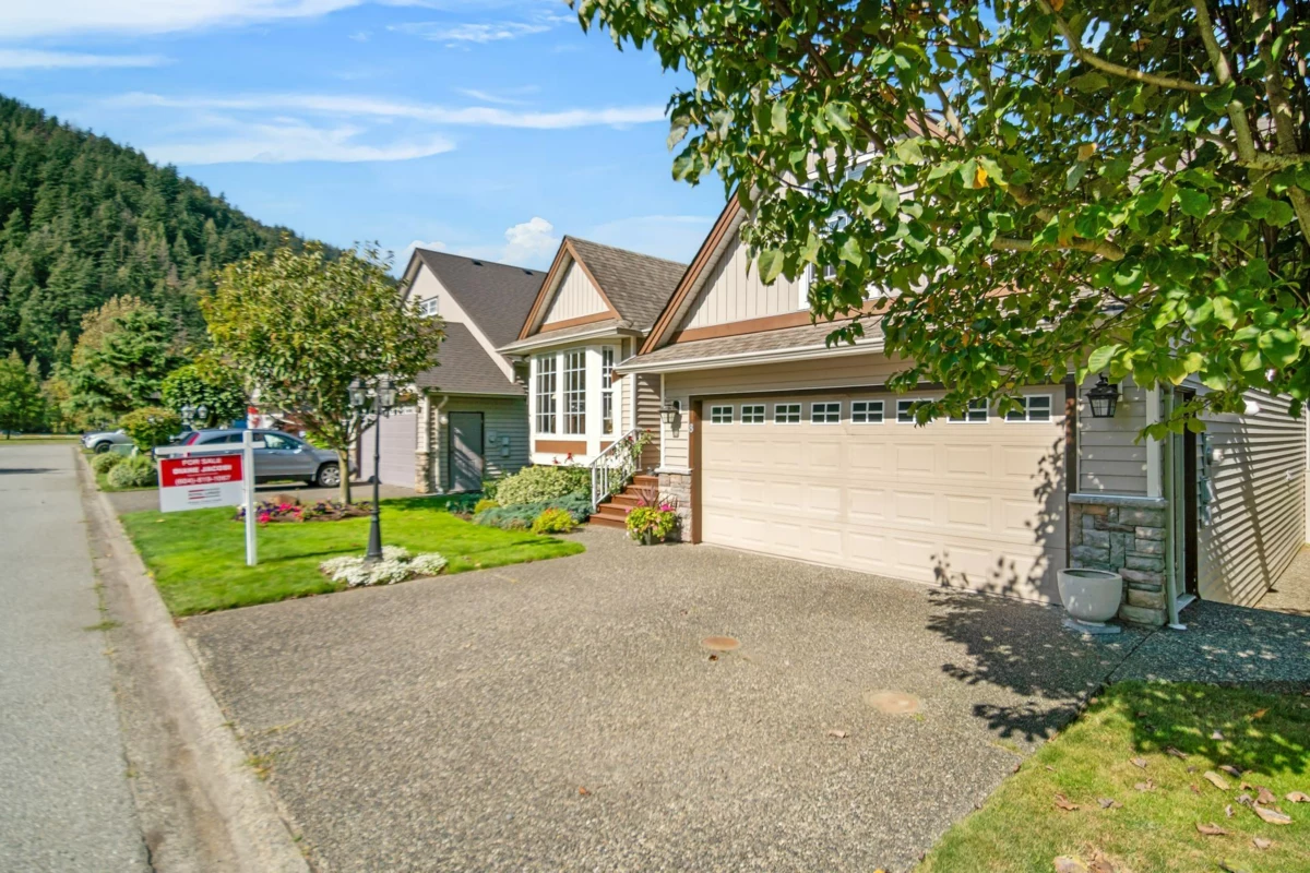 Family Room Photo of 8 349 Walnut Avenue, Harrison Hot Springs, BC