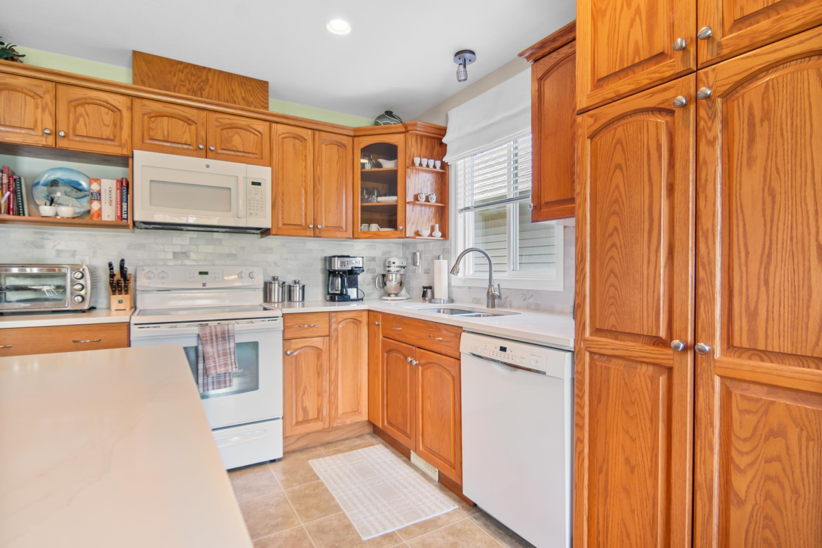 Kitchen Island Photo of 8 349 Walnut Avenue, Harrison Hot Springs, BC