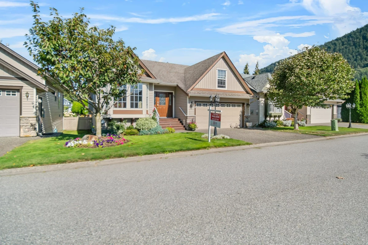 Living Room Photo of 8 349 Walnut Avenue, Harrison Hot Springs, BC