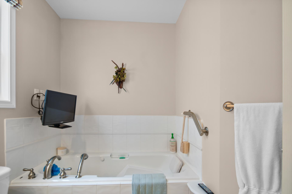 Outdoor Deck Photo of 8 349 Walnut Avenue, Harrison Hot Springs, BC