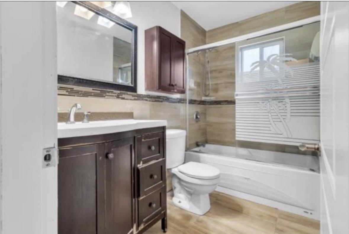 Primary Bathroom Photo of 11565 96a Avenue, Surrey, BC