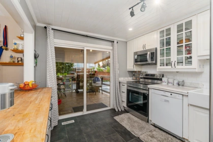 Breakfast Nook Photo of 15646 96 Avenue, Surrey, BC
