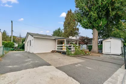 Family Room Photo of 15646 96 Avenue, Surrey, BC