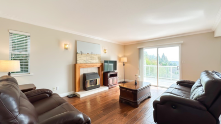 Kitchen Island Photo of 1386 Mathers Avenue, West Vancouver, BC