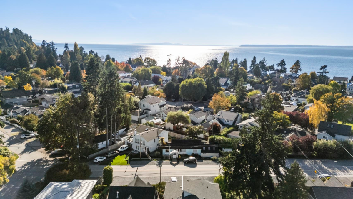 Primary Bathroom Photo of 12276 Agar Street, Surrey, BC