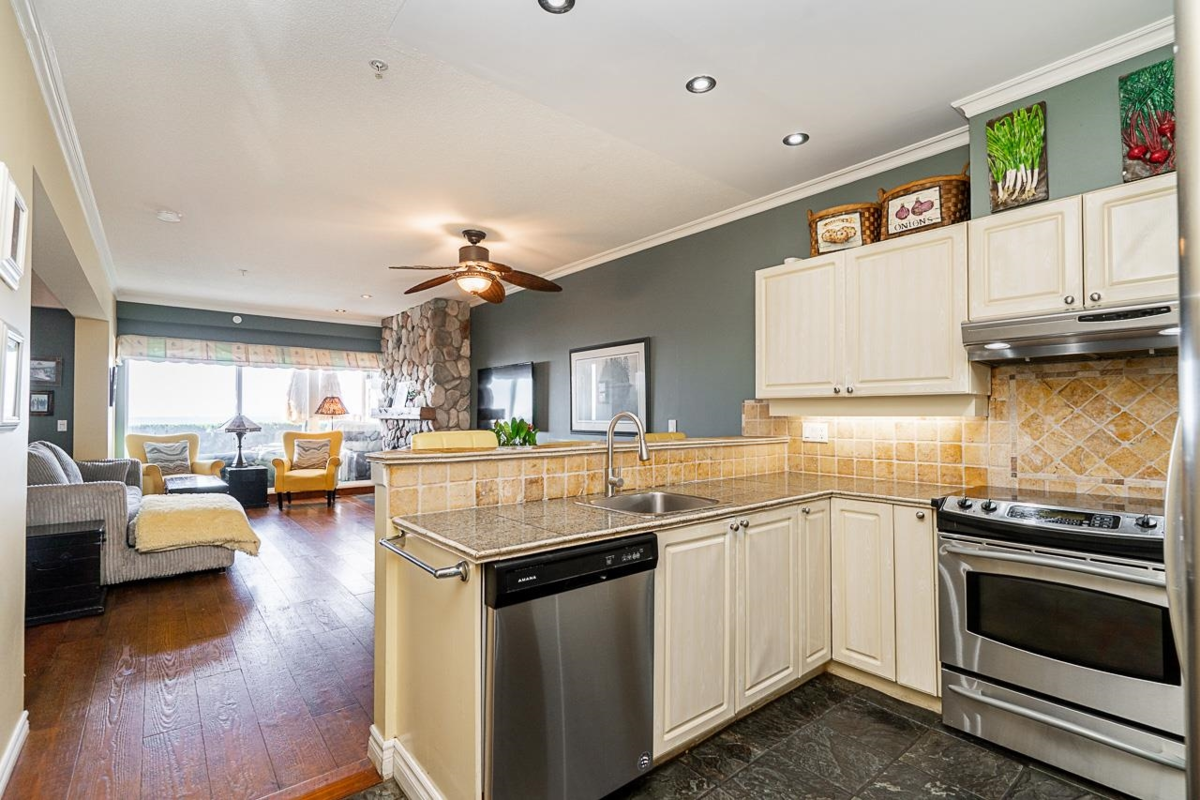 Kitchen Photo of 107 1120 Tsatsu Shores Drive, Delta, BC