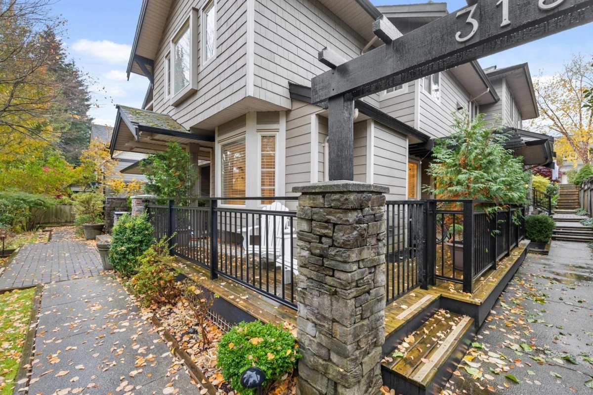 Backyard Photo of 3135 Sunnyhurst Road, North Vancouver, BC