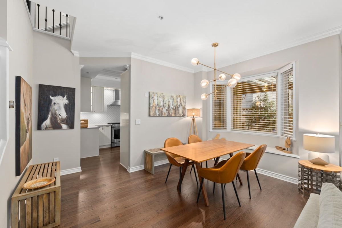 Kitchen Island Photo of 3135 Sunnyhurst Road, North Vancouver, BC