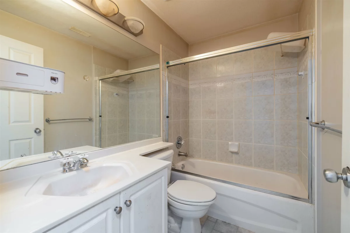 Front Yard Photo of 15638 33 Avenue, Surrey, BC