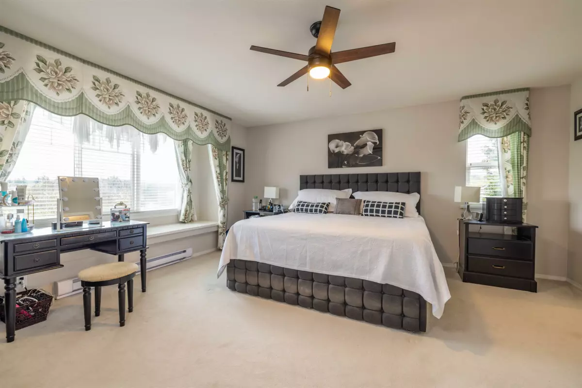 Guest Bathroom Photo of 15638 33 Avenue, Surrey, BC