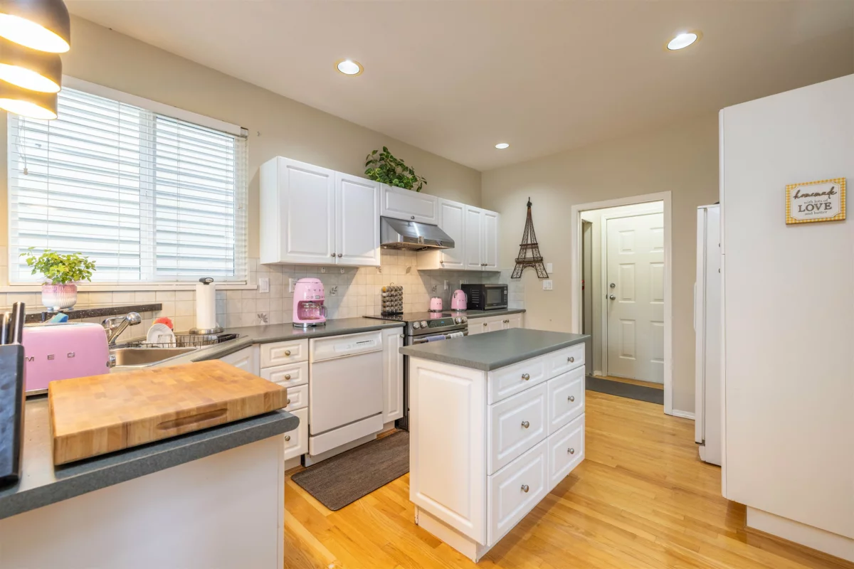 Kitchen Island Photo of 15638 33 Avenue, Surrey, BC