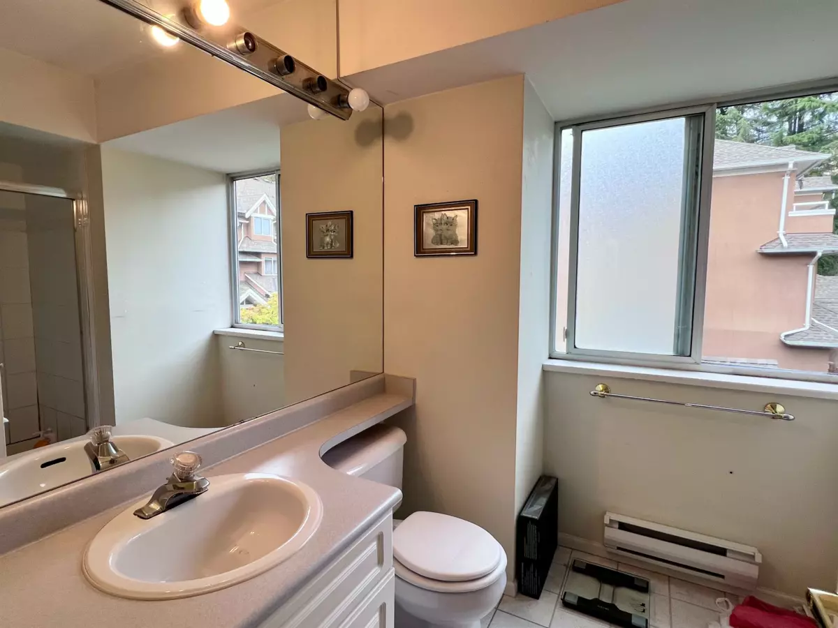 Kitchen Island Photo of 11 7488 Salisbury Avenue, Burnaby, BC