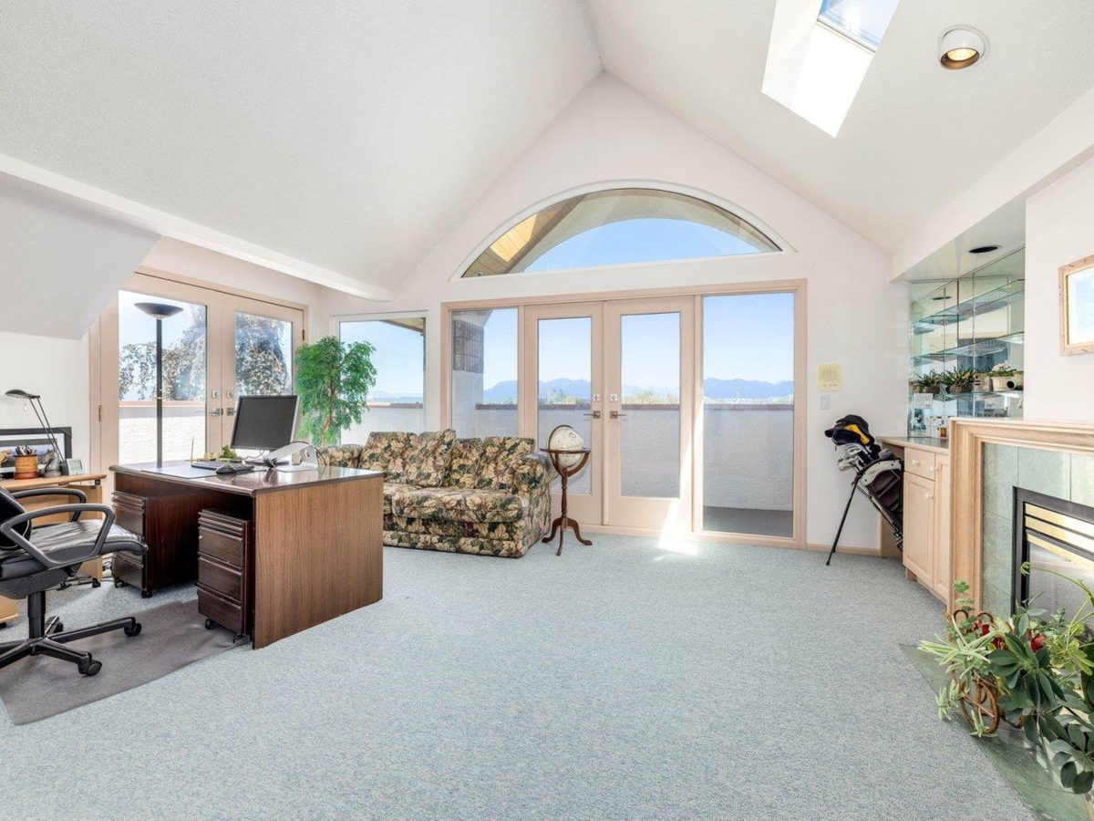 Entry Foyer Photo of 3340 River Road, Richmond, BC