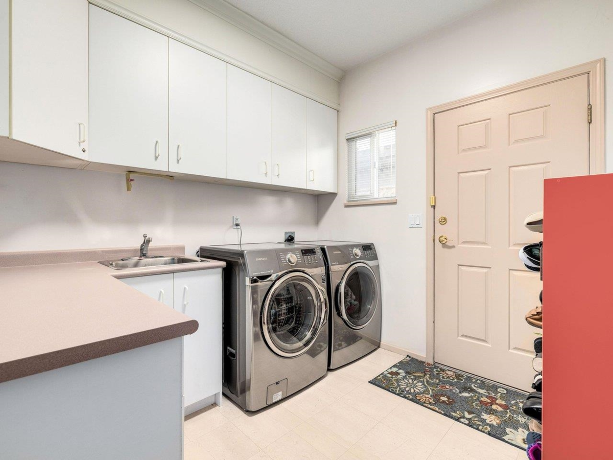 Powder Room Photo of 3340 River Road, Richmond, BC