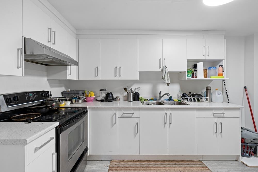Kitchen Island Photo of 13115 107a Avenue, Surrey, BC