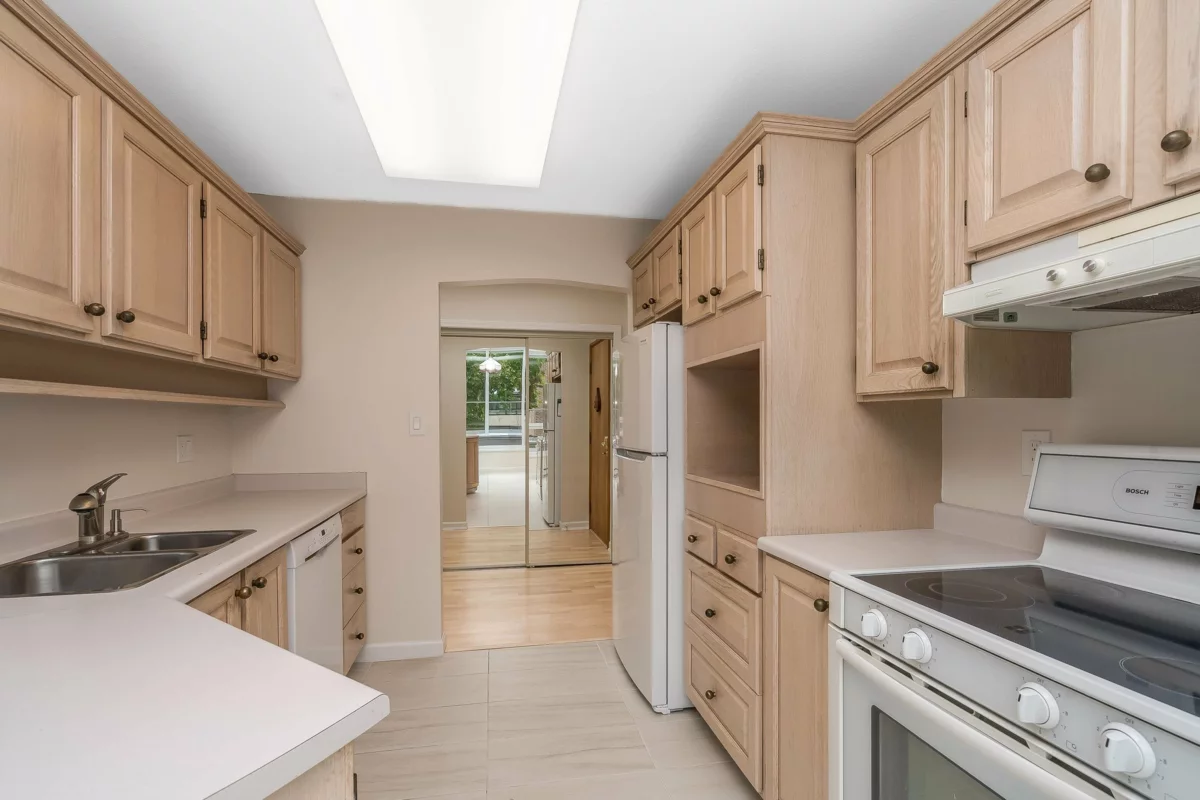 Basement Recreation Room Photo of 505 1220 Fir Street, White Rock, BC