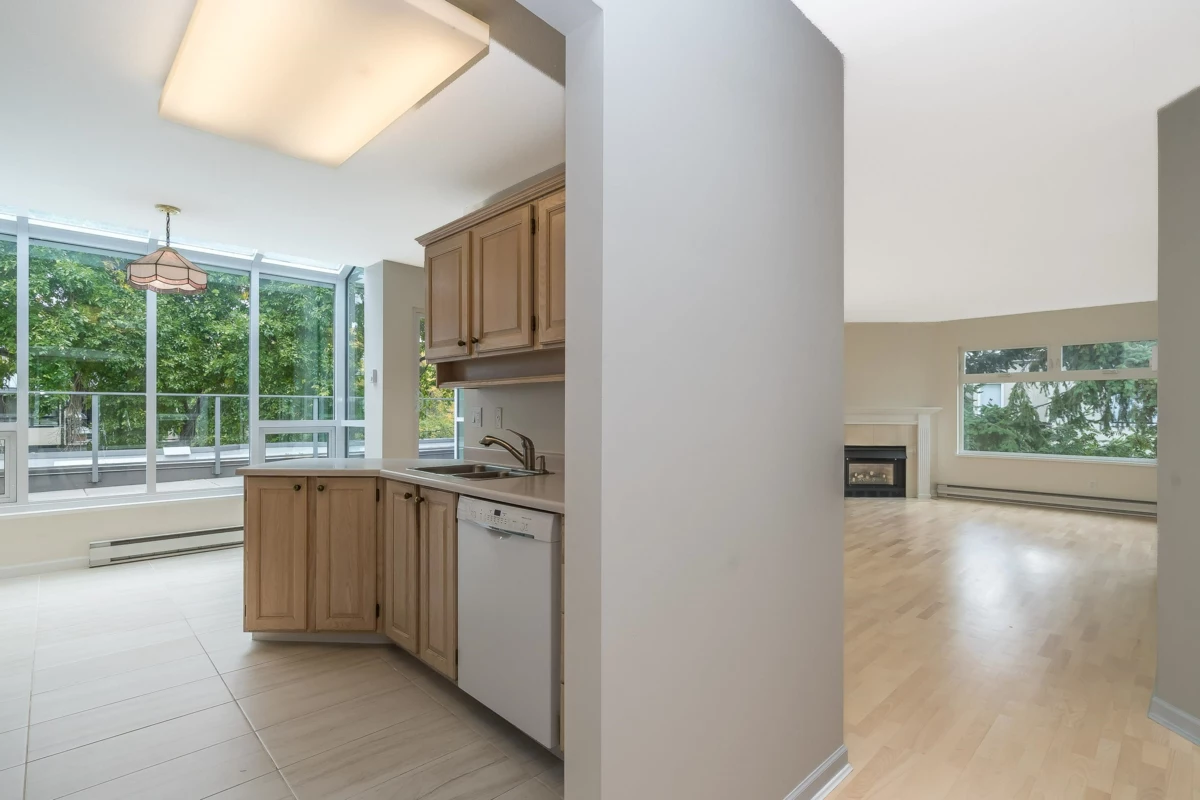 Breakfast Nook Photo of 505 1220 Fir Street, White Rock, BC