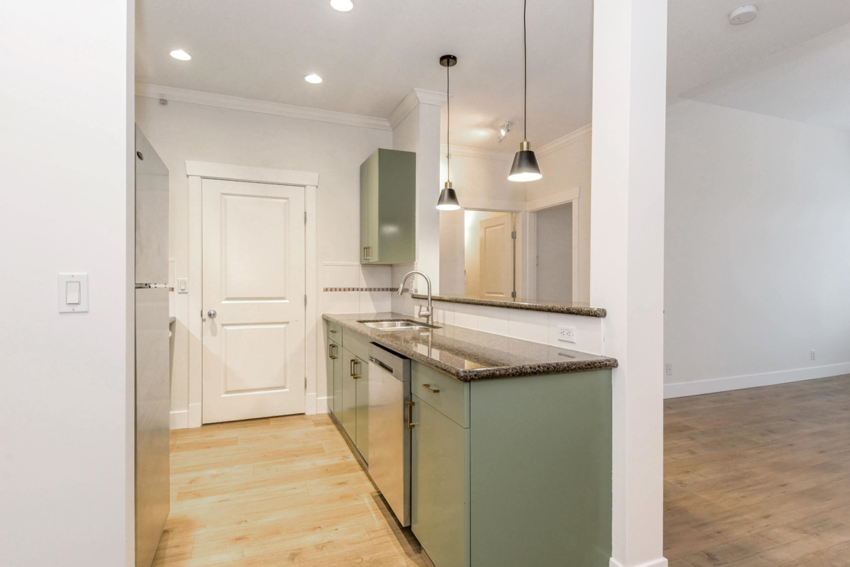 Primary Bathroom Photo of 411 33255 Old Yale Road, Abbotsford, BC