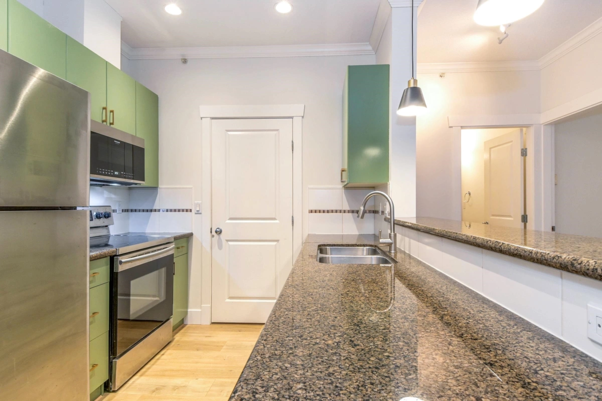 Walk-In Closet Photo of 411 33255 Old Yale Road, Abbotsford, BC