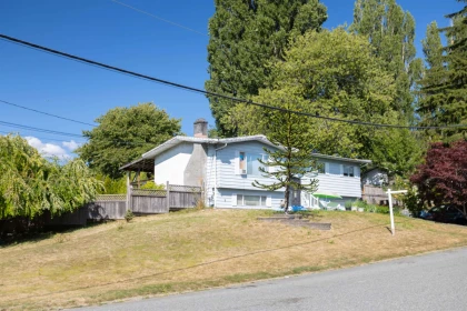 Front Yard Photo of 31465 Aerolane Avenue, Abbotsford, BC