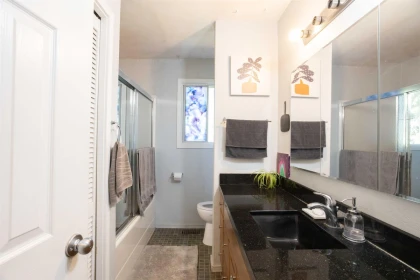 Primary Bathroom Photo of 31465 Aerolane Avenue, Abbotsford, BC