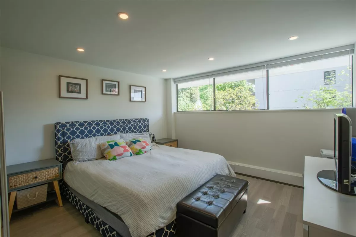 Breakfast Nook Photo of 106 1745 Esquimalt Avenue, West Vancouver, BC