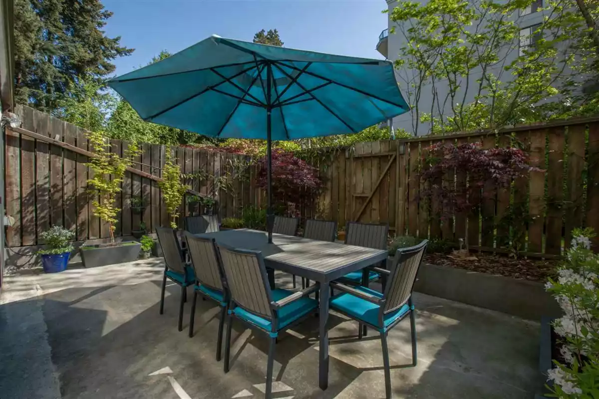 Kitchen Island Photo of 106 1745 Esquimalt Avenue, West Vancouver, BC