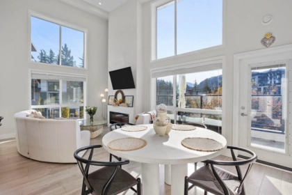 401 45500 Market Way, Chilliwack, BC, Garrison Crossing — 3 bed apartment/condo for sale