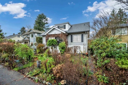458 E 9th Street, North Vancouver, BC, North Vancouver — Single Family Residence for sale