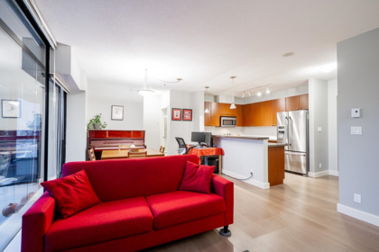 Kitchen Island Photo of 702 15 E Royal Avenue, New Westminster, BC