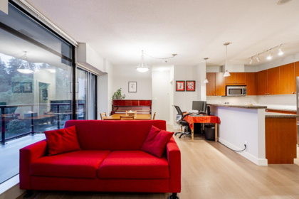 Kitchen Photo of 702 15 E Royal Avenue, New Westminster, BC