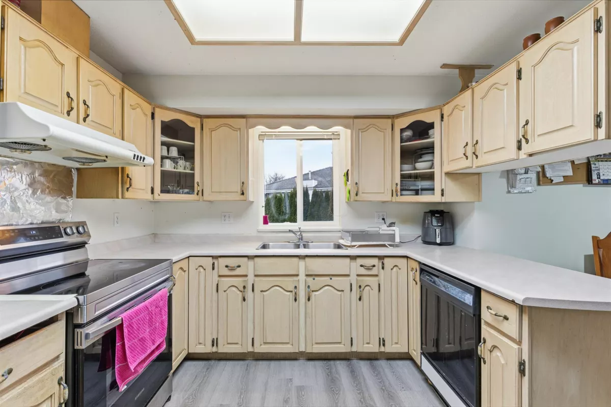 Breakfast Nook Photo of 7076 122a Street, Surrey, BC