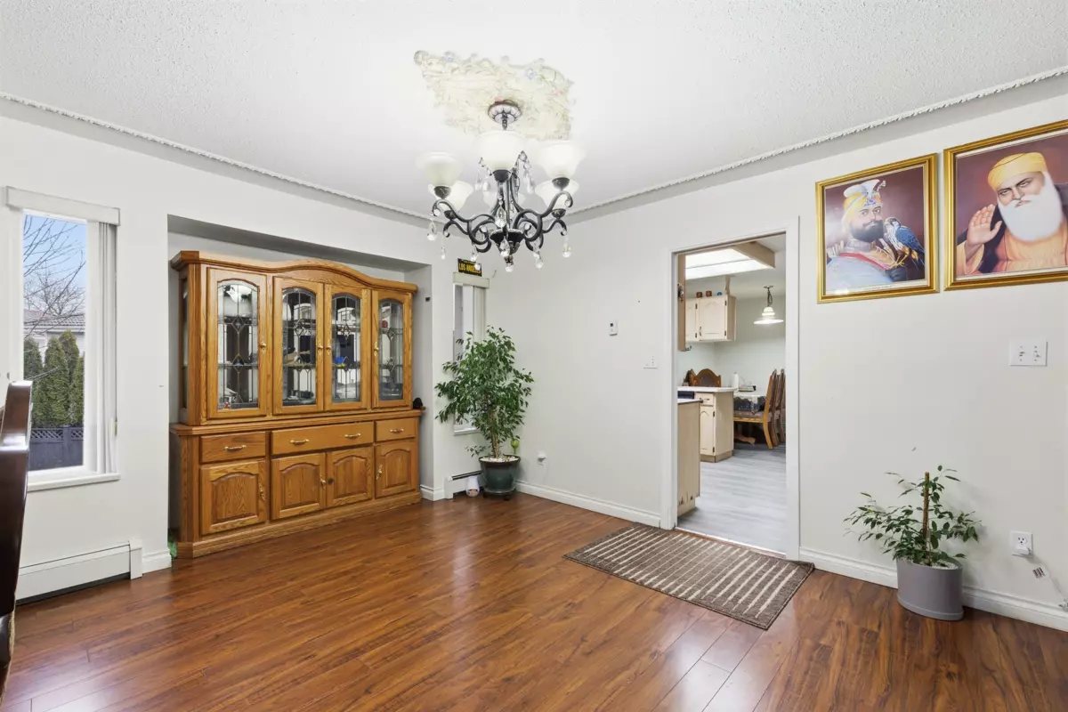 Kitchen Island Photo of 7076 122a Street, Surrey, BC
