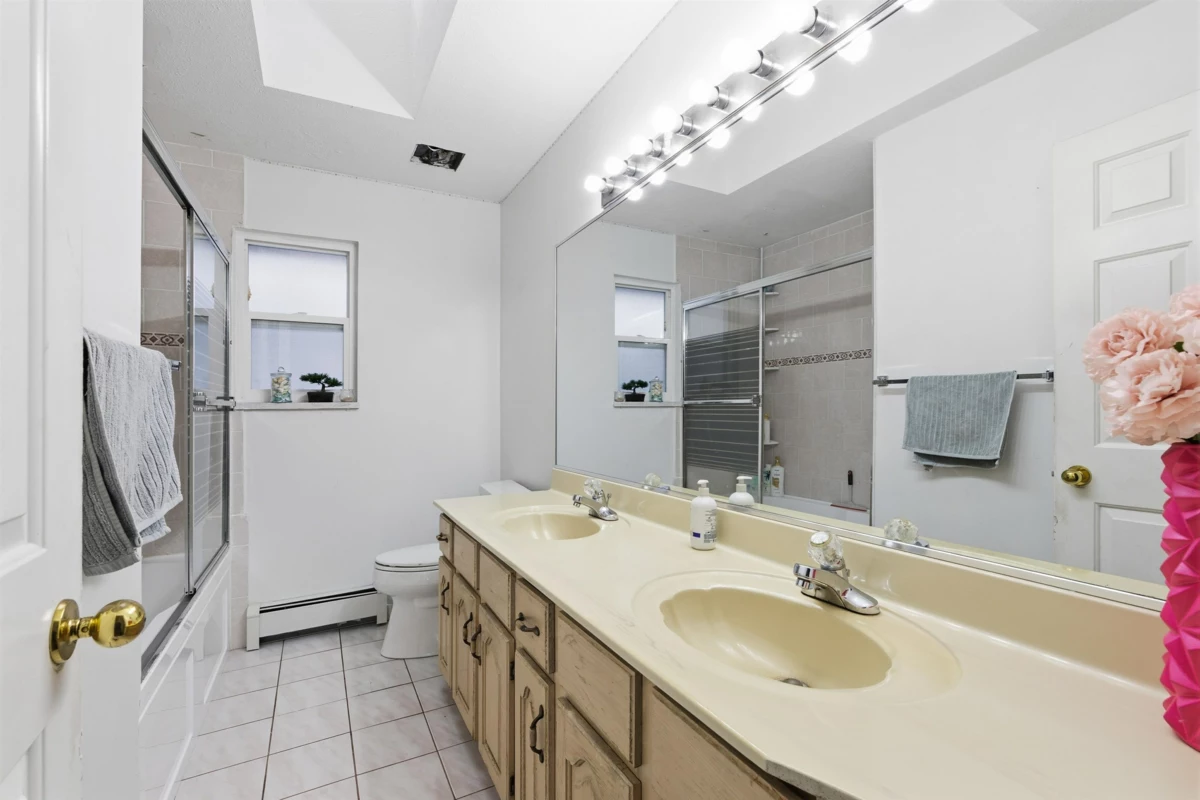 Mudroom Photo of 7076 122a Street, Surrey, BC