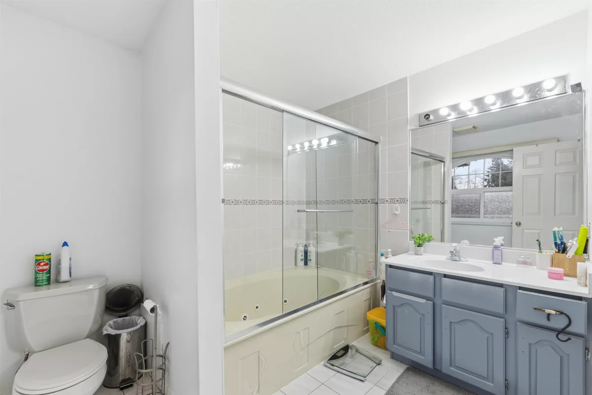 Powder Room Photo of 7076 122a Street, Surrey, BC