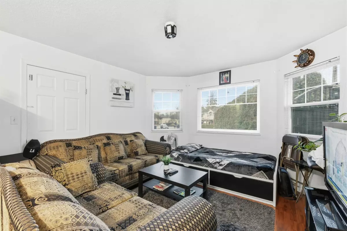 Swimming Pool Photo of 7076 122a Street, Surrey, BC