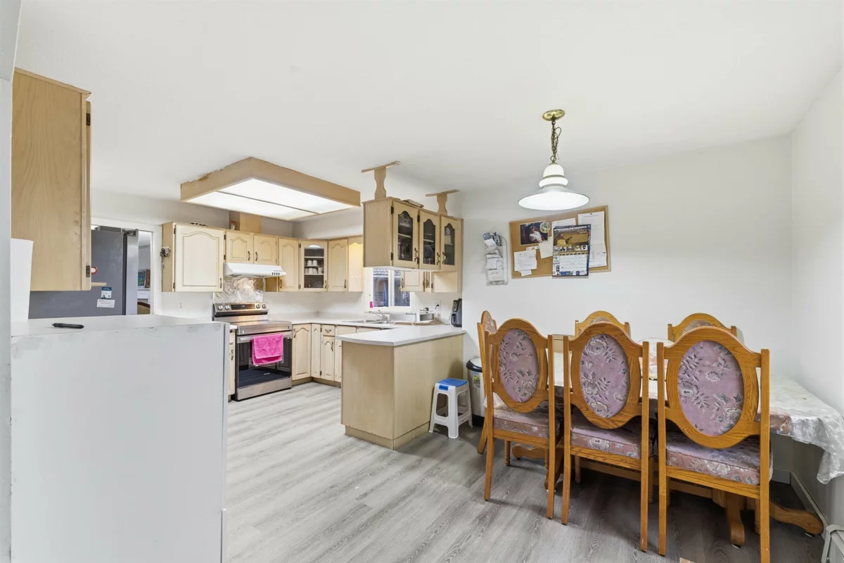 Walk-In Closet Photo of 7076 122a Street, Surrey, BC